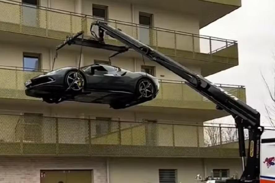 Milionário iça Ferrari de R$ 2 milhões em sacada, mas é obrigado a retirar