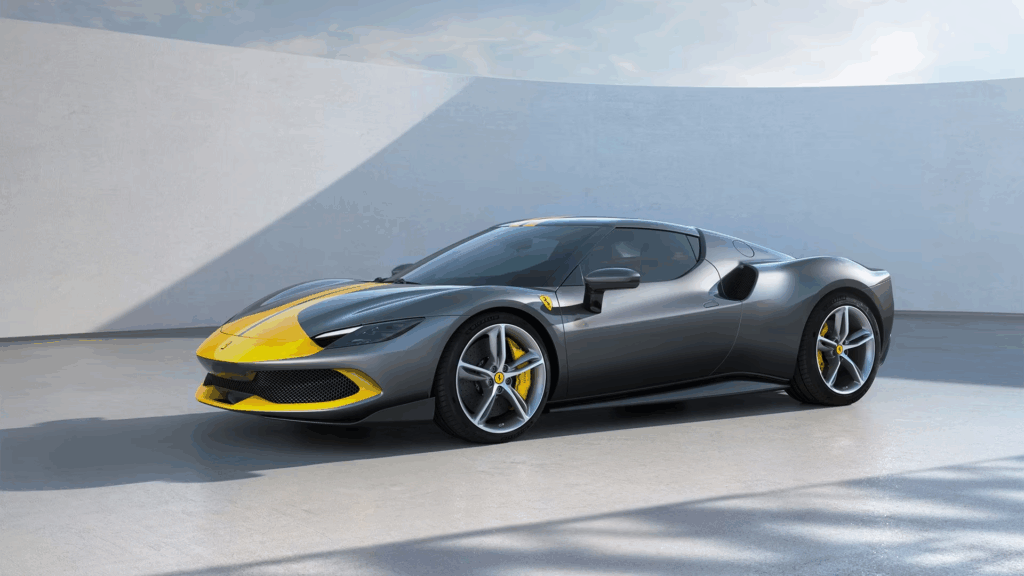 Milionário iça Ferrari de R$ 2 milhões em sacada, mas é obrigado a retirar