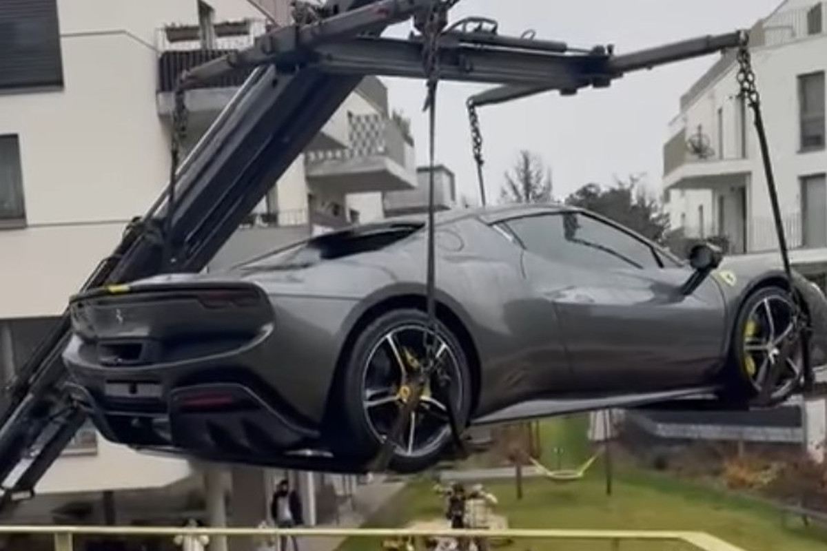 Milionário iça Ferrari de R$ 2 milhões em sacada, mas é obrigado a retirar