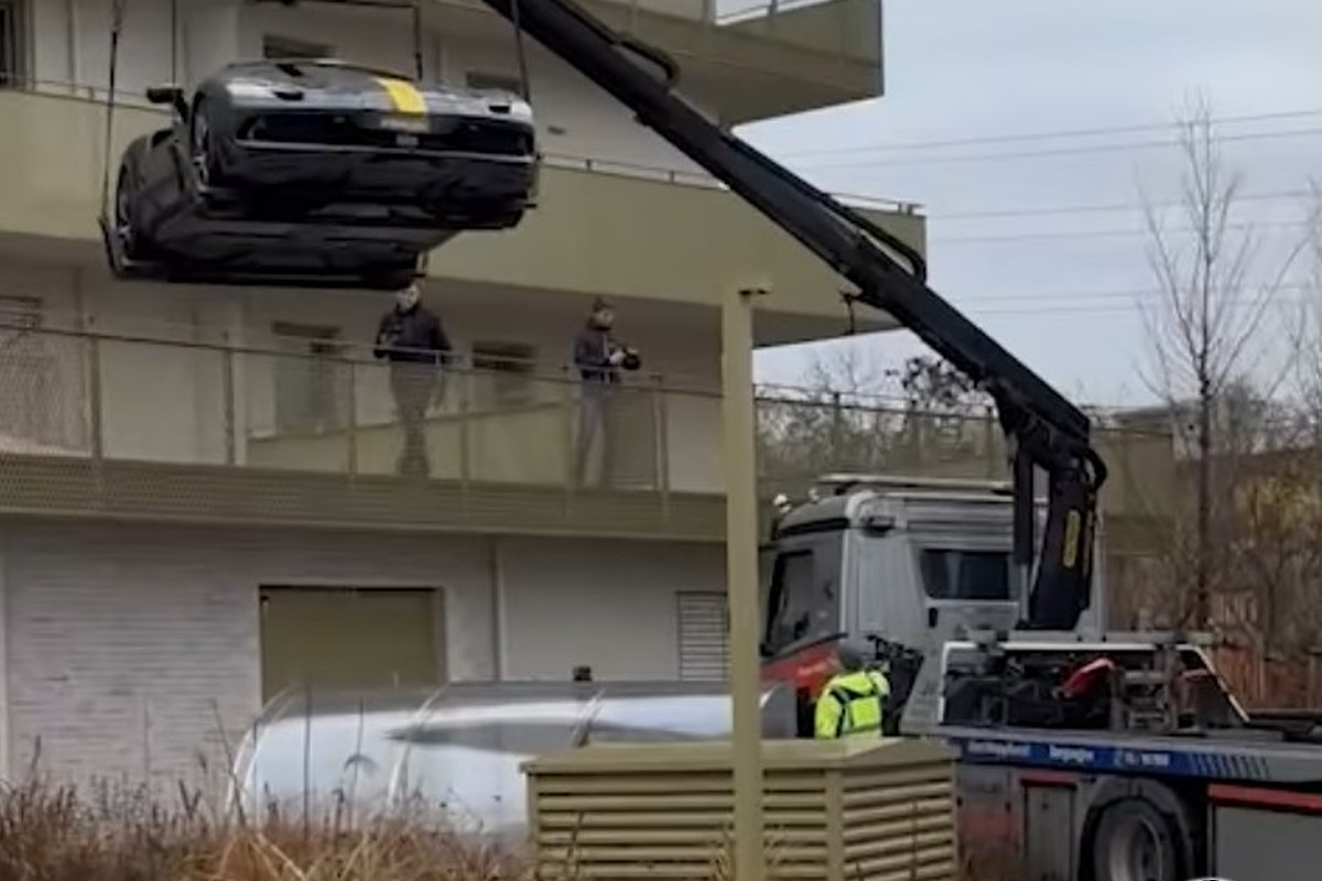 Milionário iça Ferrari de R$ 2 milhões em sacada, mas é obrigado a retirar