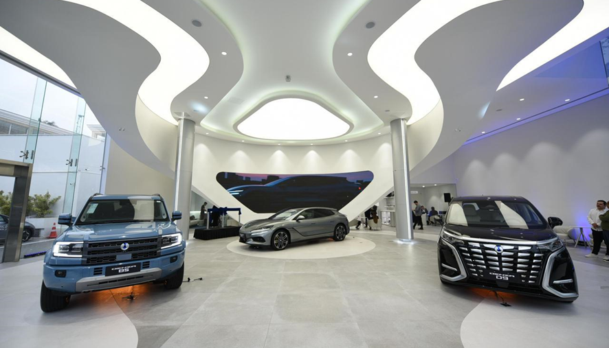 Denza inaugura primeira concessionária em São Paulo e redefine padrão do segmento premium