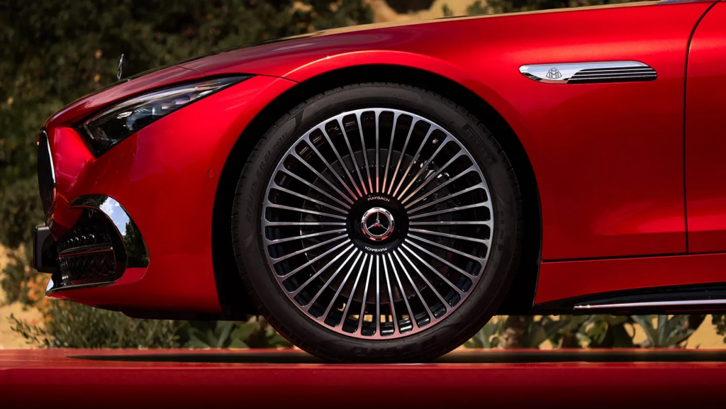 O tapete vermelho dos motores: luxo, tecnologia e sustentabilidade na chegada ao Oscar 2026