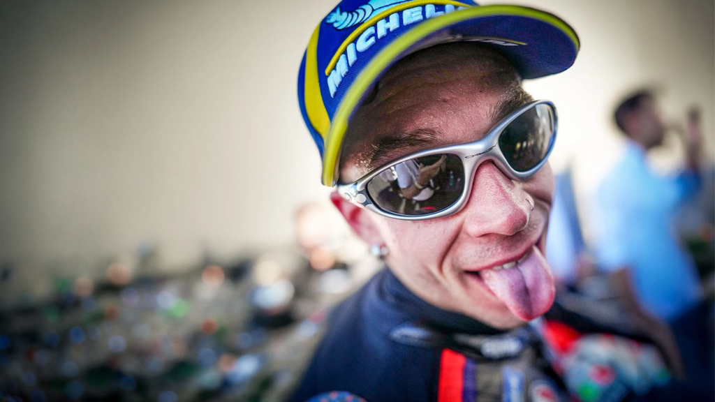 Bezzecchi conquista uma vitória arrasadora à frente de Martin, Diggia derrota Marc Márquez no segundo round.