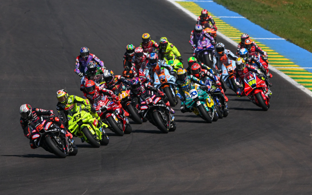 Bezzecchi conquista uma vitória arrasadora à frente de Martin, Diggia derrota Marc Márquez no segundo round.