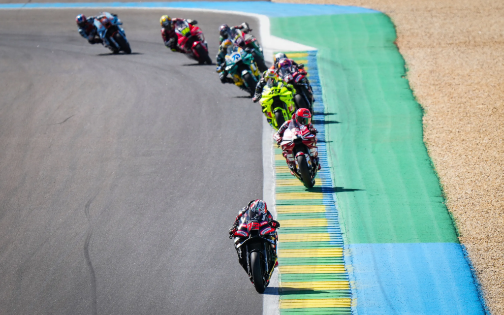 Bezzecchi conquista uma vitória arrasadora à frente de Martin, Diggia derrota Marc Márquez no segundo round.