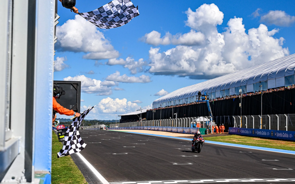 Bezzecchi conquista uma vitória arrasadora à frente de Martin, Diggia derrota Marc Márquez no segundo round.