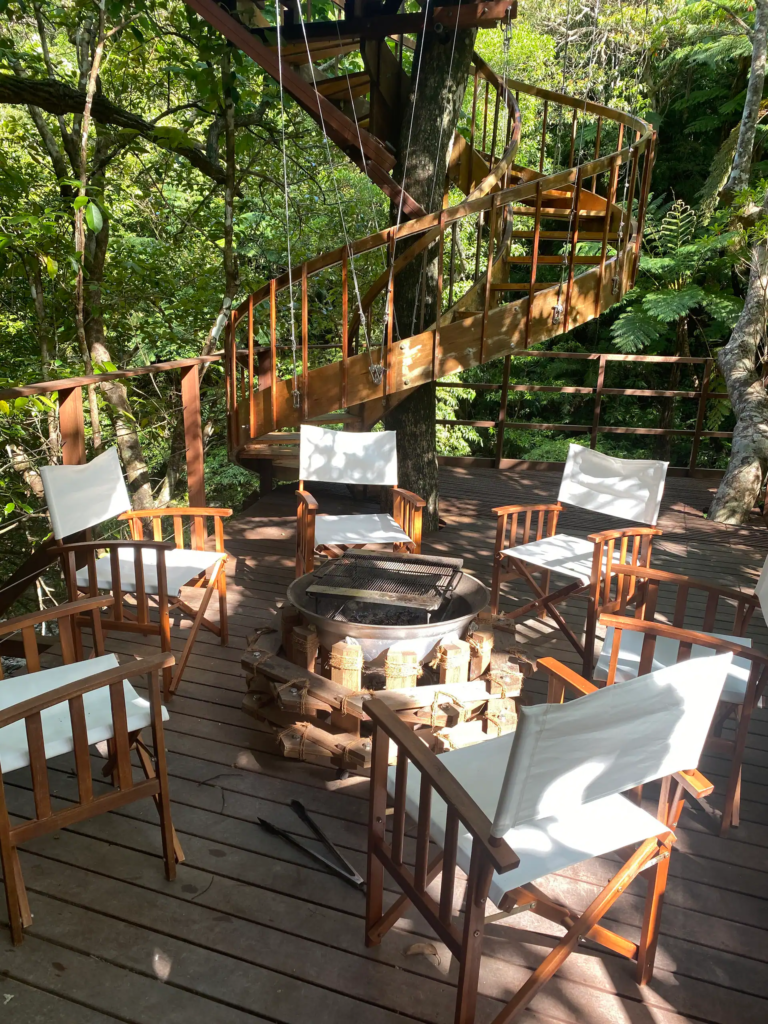Japão tem resort sustentável de casas nas árvores