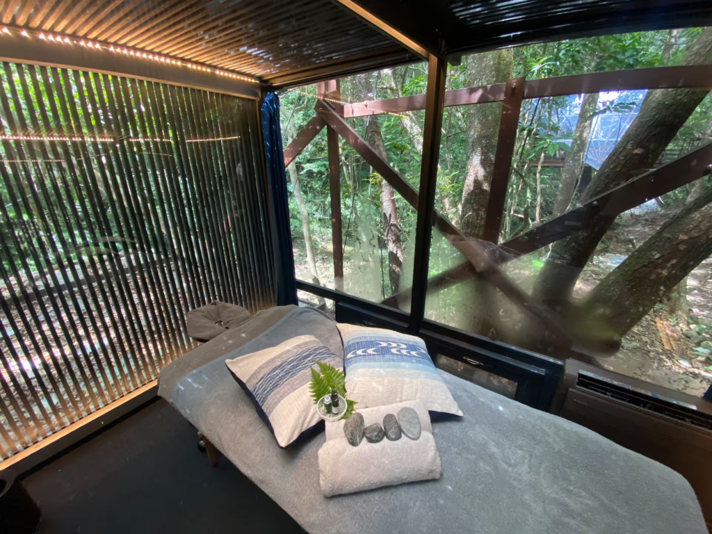 Japão tem resort sustentável de casas nas árvores