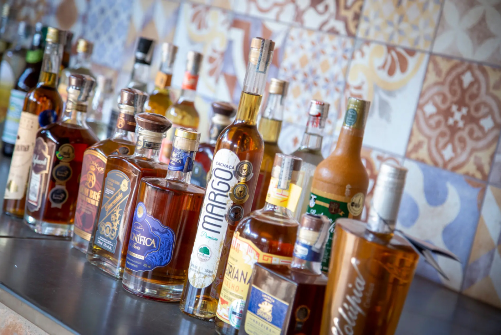 Conheças as 50 melhores cachaças do Brasil, eleitas pelo 7º ranking da Cúpula da Cachaça