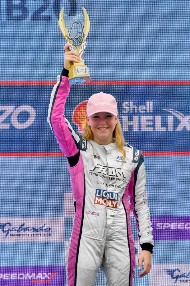 Manu Clauset supera adversidades, conquista dois pódios e mantém liderança da STR Sitdrive Touring Race