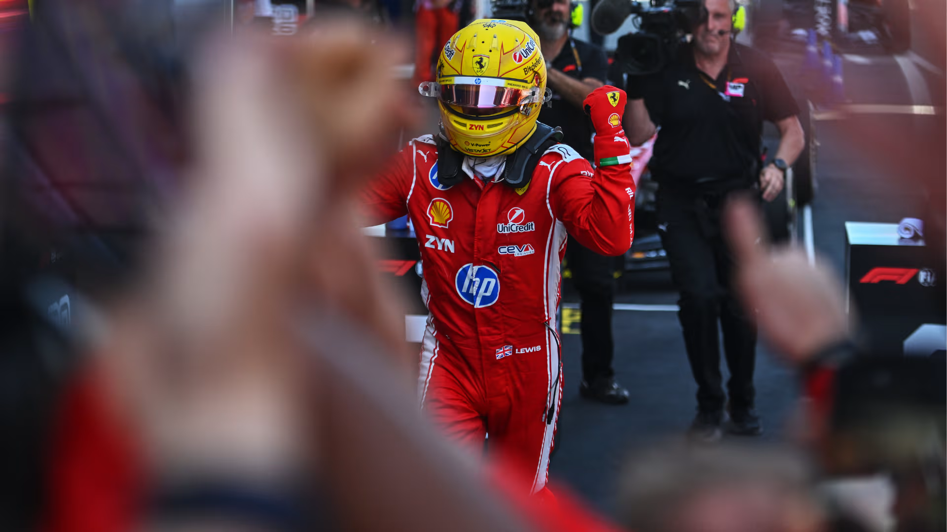 Hamilton conquista uma vitória espetacular na estreia da Ferrari em um Grande Prêmio de Barcelona, ​​enquanto Antonelli sofre um abandono surpreendente.