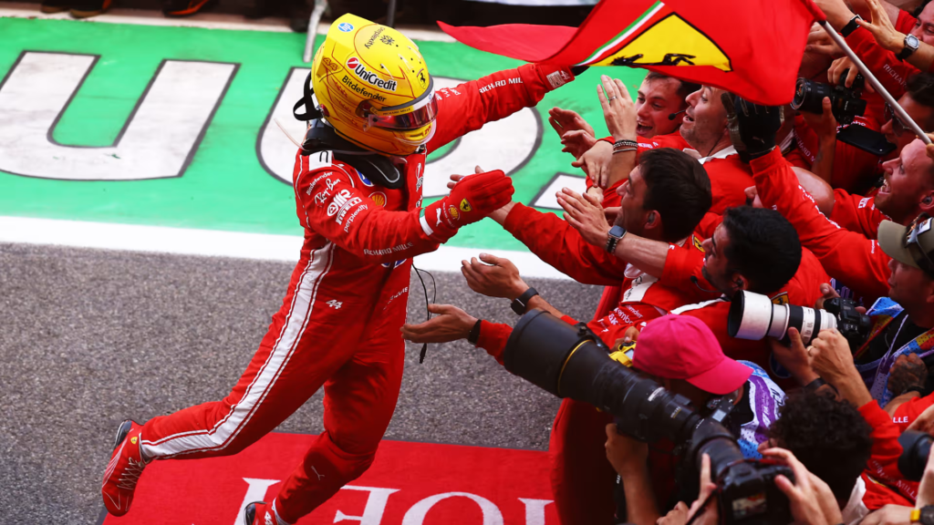 Hamilton conquista uma vitória espetacular na estreia da Ferrari em um Grande Prêmio de Barcelona, ​​enquanto Antonelli sofre um abandono surpreendente.