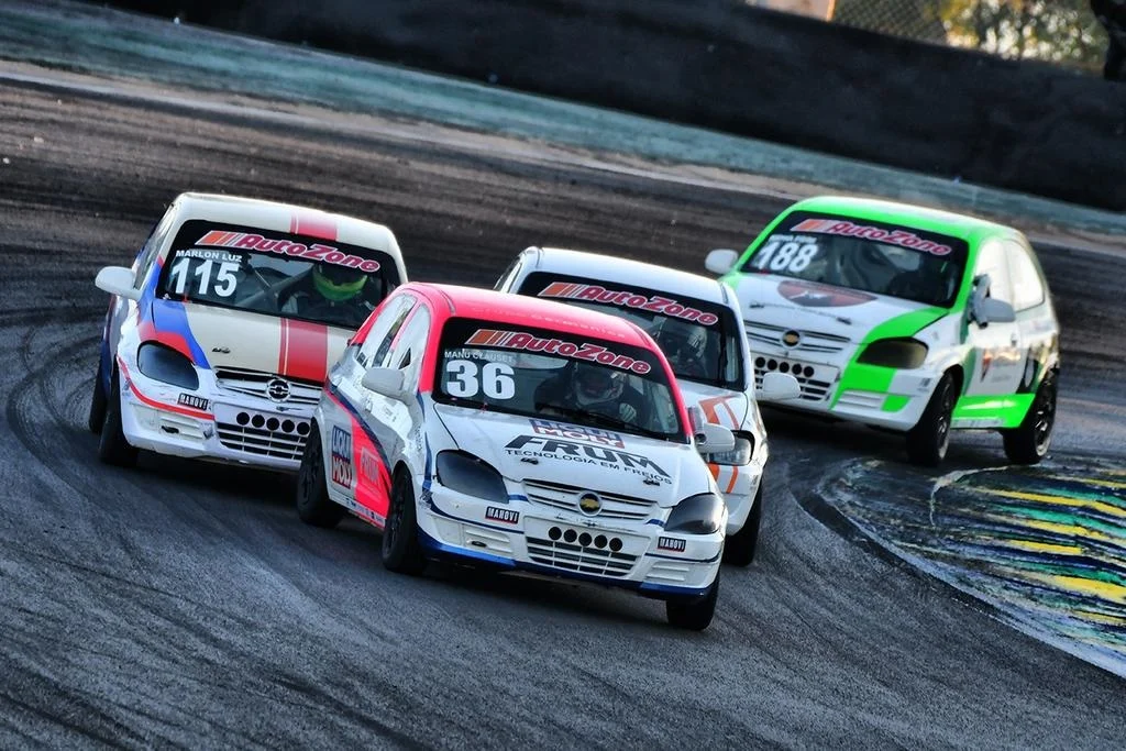 Manu Clauset supera adversidades, conquista dois pódios e mantém liderança da STR Sitdrive Touring Race