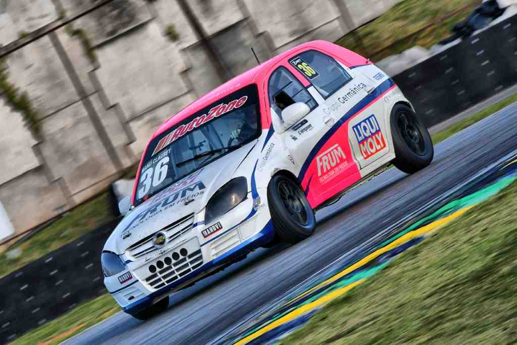 Manu Clauset supera adversidades, conquista dois pódios e mantém liderança da STR Sitdrive Touring Race