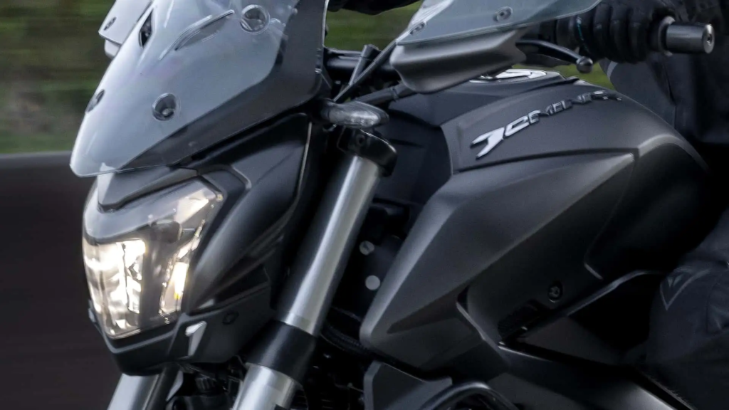 Bajaj lança Dominar 400 2027; confira o novo preço