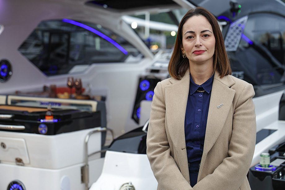 Inspirada no padrão americano, nova lancha brasileira aposta em amplos espaços para day use; lançamento no São Paulo Boat Show